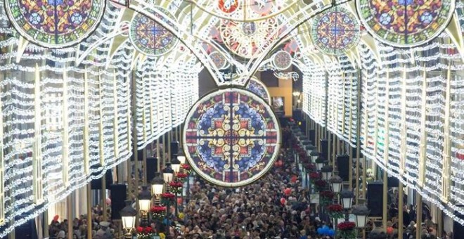 Alumbrado navideño en la calle Larios de Málaga. / DANIEL PÉREZ (EFE)