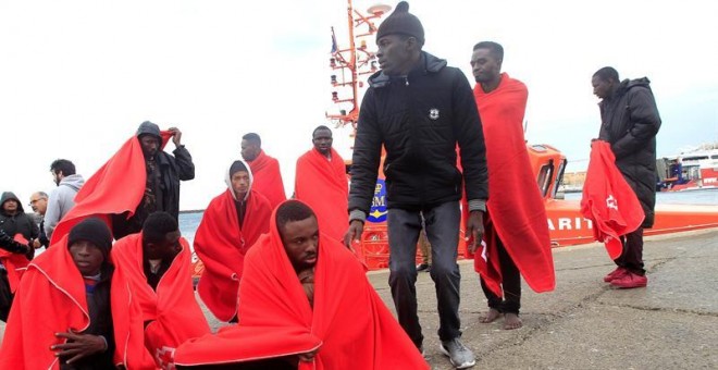 Otros 36 personas fueron rescatadas y trasladadas al puerto de Tarifa (Cádiz),entre ellos once mujeres y tres bebés, -EFE/A.Carrasco Ragel.