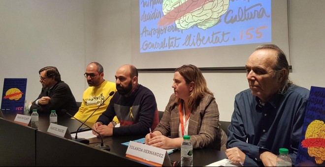 Representants d'entitats de diversos sectors, en un acte a la seu d'Òmnium per denunciar els efectes del 155. Al centre, el portaveu de l'entitat, Marcel Mauri./ Cèlia Muns