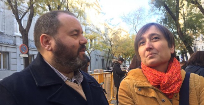 Els diputats d'En Comú Podem Joan Mena i Marta Sibina, aquest divendres, a la porta del Tribunal Suprem