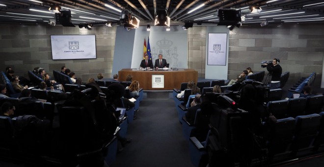 El portavoz del Gobierno, Íñigo Méndez de Vigo, y el titular de Fomento, Íñigo de la Serna, durante la rueda de prensa posterior a la reunión del Consejo de Ministros en el Palacio de la Moncloa. EFE/Ángel Díaz