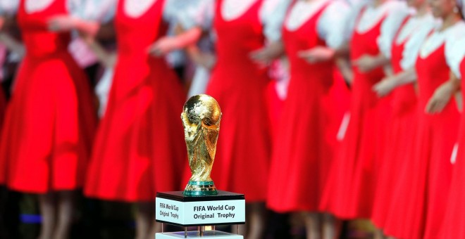 Vista del trofeo de campeón en el escenario durante el sorteo del Mundial de Rusia 2018 que se celebra en el Palacio del Kremlin de Moscú, Rusia. EFE/Yuri Kochetkov