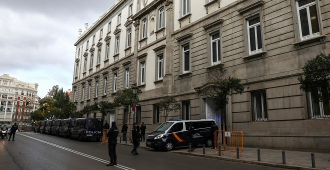 Un furgón de la Guardia Civil sale del Tribunal Supremo con los exconsellers tras su declaración ante el magistrado Pablo Llarena. REUTERS/Juan Medina