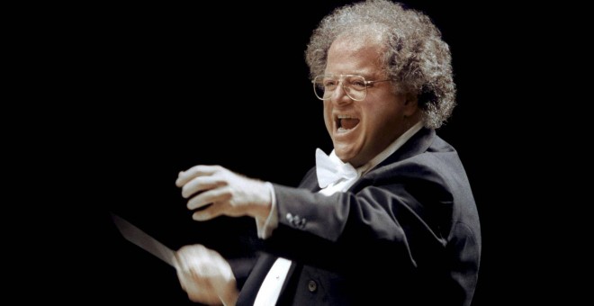 James Levine dirigiendo una orquesta en Japón en el año 2001. REUTERS