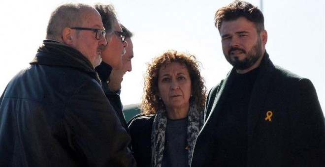 Los portavoces de ERC en el Congreso, Gabriel Rufián, y Joan Tardà, y la diputada de ERC Esther Capella, entre otros, en las inmediaciones de la cárcel de Estremera tras conocerse la decisión del juez Pablo Llarena de dejar en prisión al exvicepresident d