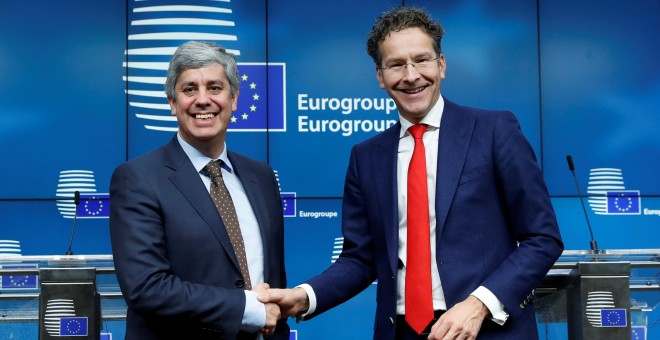 El nuevo presidente del Eurogrupo, el portugués Mário Centeno, recibe la felicitación del el presidente saliente, el holandés Jeroen Dijsselbloem, en Bruselas. REUTERS/Yves Herman