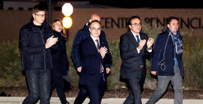 Los exconsellers de la Generalitat Carles Mundó (i), Josep Rull (2d) y Jordi Turull (c), a su salida de la prisión de Estremera (Madrid) tras pagar las fianzas que les impuso el juez del Tribunal Supremo Pablo Llarena. EFE/VÍCTOR LERENA