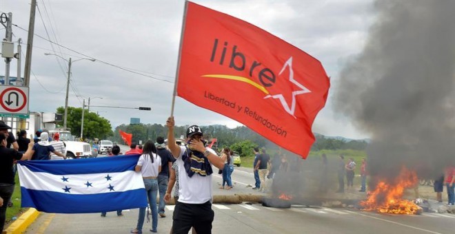 Activistas de la Alianza de Oposición contra la Dictadura mantienen protestas desde tempranas horas de este jueves en Tegucigalpa y otras ciudades del país contra un supuesto 'fraude' en los comicios. EFE/José Valle