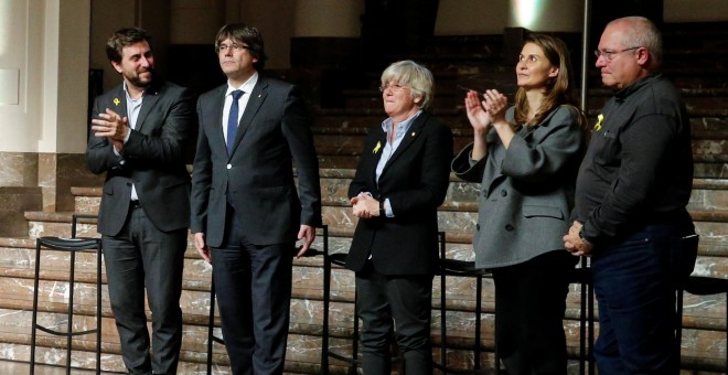 El presidente cesado Carles Puigdemont y los exconsellers Antoni Comin, Clara Ponsati, Meritxell Serret y Luis Puig, en un encuentro con alcaldes catalanes en Bruselas el pasado 7 de noviembre. REUTERS/Pascal Rossignol