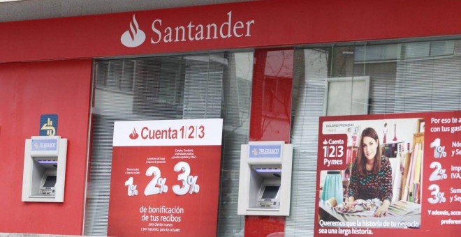 Publicidad de la Cuenta 1,2,3 en una sucursal de Banco Santander. E.P.