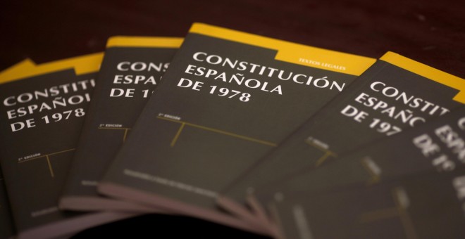 Ejemplares de la Constitución española de 1978. REUTERS