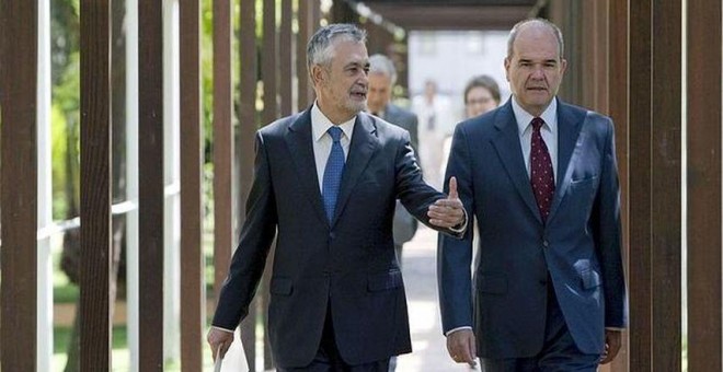 Los expresidentes de Andalucía José Antonio Griñán y Manuel Chaves, dos de los principales procesados en la macrocausa de los ERE. EFE/Archivo