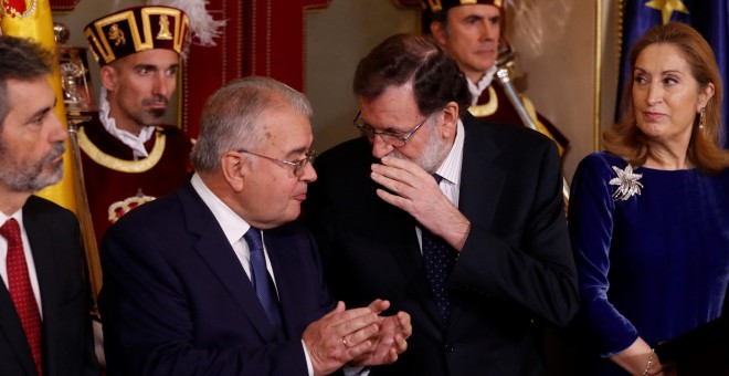 El presidente del Gobierno, Mariano Rajoy y el presidente del Tribunal Constitucional, Juan José González Rivas.- EFE
