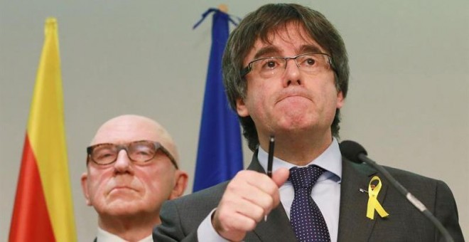 El expresidente de la Generalitat Carles Puigdemont (d), junto a su abogado Paul Bekaert.- EFE