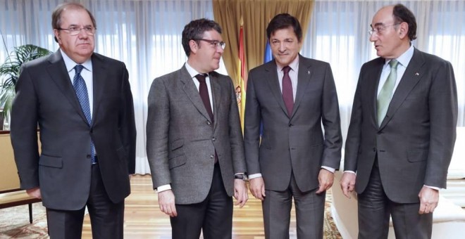 El ministro de Energía, Álvaro Nadal (2i.), y el presidente de Iberdrola, Ignacio Sánchez Galán (d.), con los presidentes autonómicos de Castilla y León y de Asturias (Juan Vicente Herrera y Javier Fernández), en un reciente encuentro en Madrid. EFE