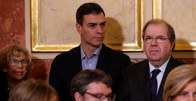 El secretario general del PSOE, Pedro Sánchez y el presidente de la Junta de Castilla y León, Juan Vicente Herrera, durante a la recepción que se celebra en el Congreso de los Diputados con motivo del Día de la Constitución. EFE/Chema Moya