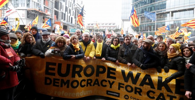 Los líderes soberanistas en la cabecera de manifestación celebrada en Bruselas a favor de la independencia de Catalunya. REUTERS/Yves Herman