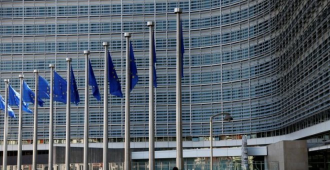 Banderas europeas en el exterior del Edificio Berlaymont, de Bruselas, la sede de la Comisión Europea. REUTERS/Francois Lenoir
