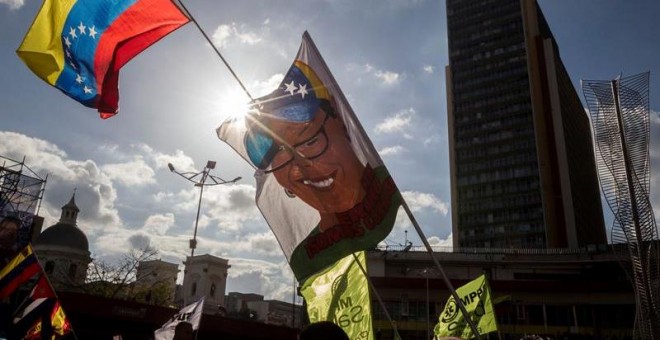Decenas de personas participan en el acto de cierre de campaña de la candidata a la Alcaldía del municipio Libertador, del Partido Socialista Unido de Venezuela (PSUV), Érika Farías.-EFE