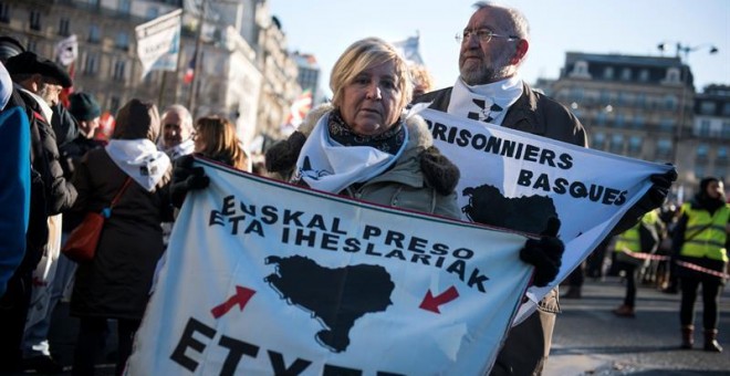 Una mujer sujeta una pancarta en París que pide la reagrupación de los presos de ETA.EFE/Julien de Rosa