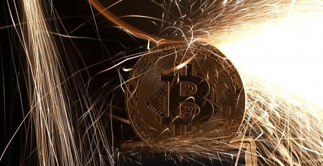 Chispas en una representación de la moneda virtual Bitcoin. REUTERS/Dado Ruvic