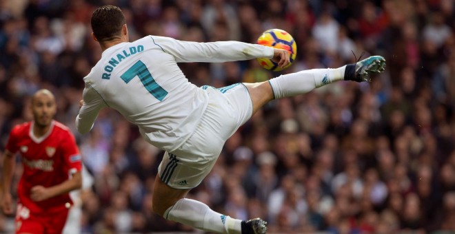 Cristiano Ronaldo remata de bolea en el partido de la decimoquinta jornada de La Liga Santander, ante el Sevilla.EFE/Rodrigo Jimenez