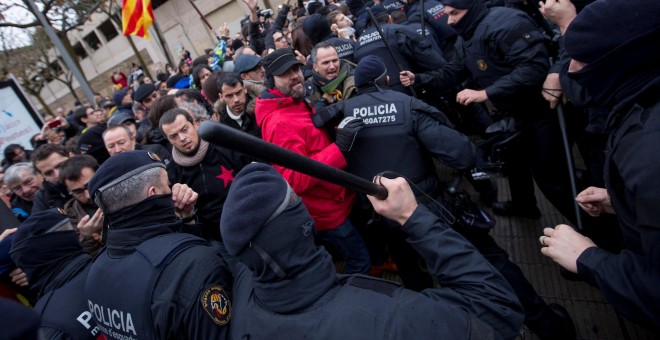 Un momento de la carga de los Mossos contra los manifestantes junto al Museu de Lleida. - REUTERS