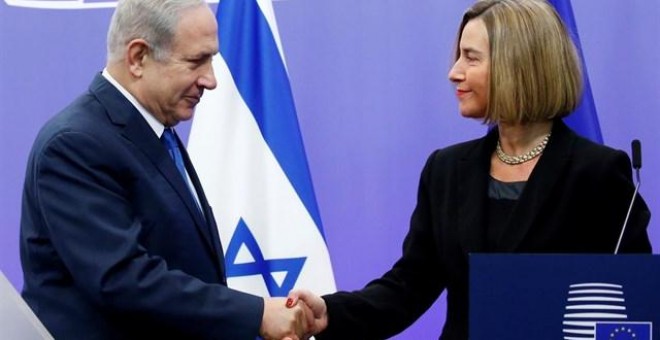 El primer ministro israelí, Benjamín Netanyahu, estrecha la mano de la jefa de política exterior de la UE, Federica Mogherini, en Bruselas. / Reuters