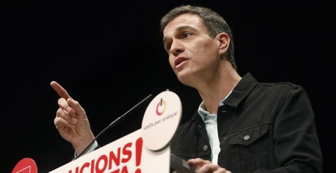 El secretario general de PSOE, Pedro Sánchez, durante su intervención este mediodía en el mitin electoral celebrado en Lleida, en la sexta jornada de campaña para las próximas elecciones del 21D. EFE/ Andreu Dalmau