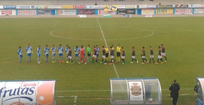 Jugadores en el terreno de juego del Arandina CF en un partido contra el Celta 'B'. / @Arandina_VAVEL