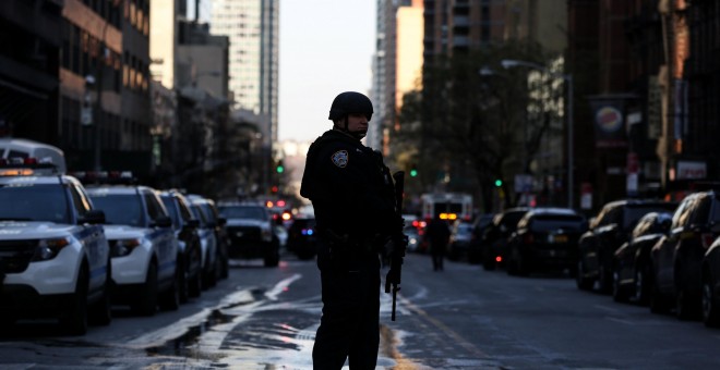 Un policía junto al lugar del intento de atentado en Nueva York. - REUTERS