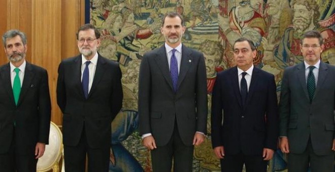 El nuevo fiscal general del Estado, Julián Sánchez Melgar (2d), posa junto al rey Felipe VI; el ministro de Justicia, Rafael Catalá (d); el presidente del Gobierno, Mariano Rajoy (2i), y el presidente del Consejo General del Poder Judicial (CGPJ), Carlos