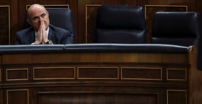 El ministro de Economía, Luis de Guindos, durante la sesión de control al Gobierno en el Congreso. EFE/Emilio Naranjo