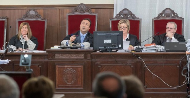 El tribunal de la sala en la que se juzga a 22 ex altos cargos de la Junta de Andalucía en la pieza política del caso ERE, en la Audiencia de Sevilla. EFE/Julio Muñoz