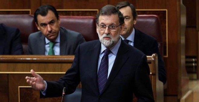 El presidente del Gobierno, Mariano Rajoy, responde a la portavoz socialista Margarita Robles, durante la sesión de control al Gobierno celebrada hoy en el Congreso. EFE/Emilio Naranjo