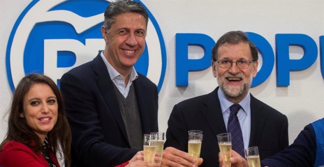 El presidente del Gobierno y del Partido Popular, Mariano Rajoy, acompañado del candidato del PPC a la presidencia de la Generalitat, Xavier García Albiol (c), y la numero dos de la lista de los populares, Andrea Levy (i), durante la inauguración de la Of