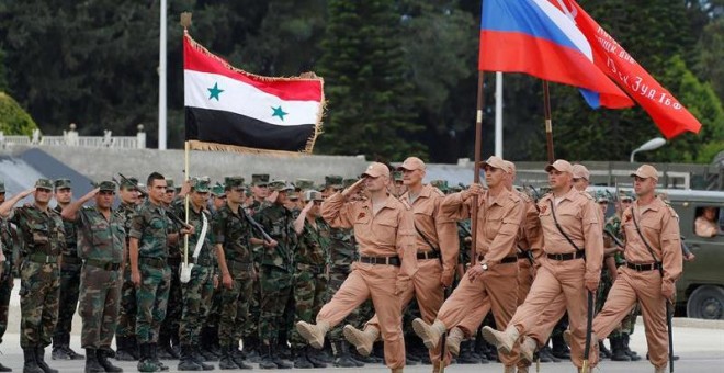 Fotografía de archivo del 4 de mayo de 2016 que muestra a soldados rusos mientras ensayan para el desfile de la Victoria en la base aérea de Hmeimym (Siria). EFE/Archivo