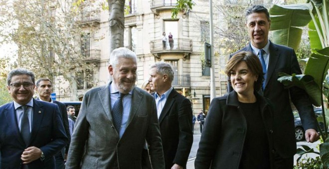 La vicepresidenta del Gobierno, Soraya Sáenz de Santamaría, y el candidato del PPC a la presidencia de la Generalitat, Xavier García Albiol, acompañados del delegado del Gobierno en Catalunya Enric Millo. - EFE