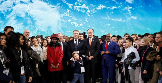 El presidente de Francia, Emmanuel Macron, entre los presentes en la cumbre One Planet Summit.