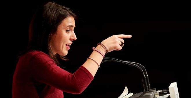 La portavoz de Unidos Podemos en el Congreso de los Diputados, Irene Montero,interviene en un acto en El Prat de Llobregat. / EFE