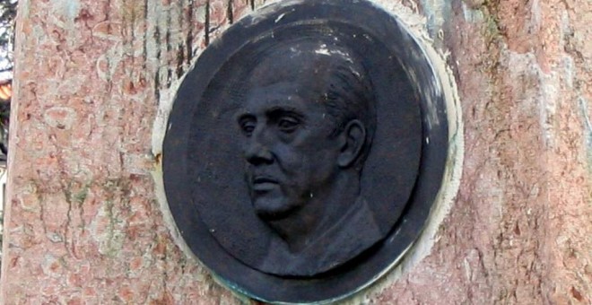 Medallón en honor a Francisco Franco en Oviedo.
