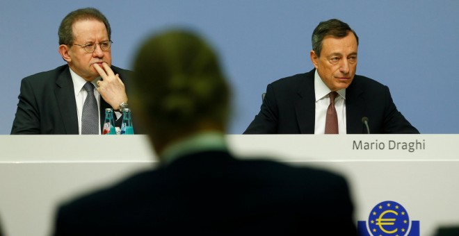 El presidente del BCE,Mario Draghi, y el vicepresidente, Vitor Constancio, en la rueda de prensa tras la reunión del Consejo de Gobierno de la entidad. REUTERS/Ralph Orlowski