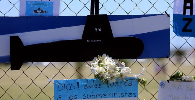 Flores y carteles, en apoyo a los 44 tripulantes del submarino ‘San Juan’.- REUTERS/Marcos Brindicci