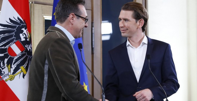 Heinz-Christian Strache, líder del FPOe austriaco y Sebastian Kurz, del OeVP, sellan un pacto de Gobierno en Viena. REUTERS/Leonhard Foeger