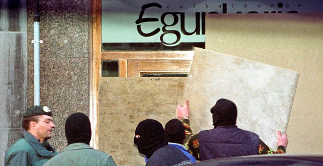 Policías sellan la entrada a la sede del diario ‘Euskaldunon Egunkaria’ en febrero de 2002.- RAFA RIVAS (AFP)