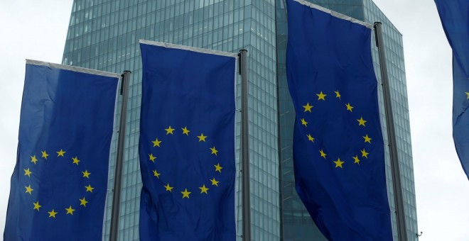 Banderas de la UE en frente de la sede del BCE, en Fráncfort. REUTERS/Ralph Orlowski
