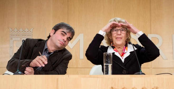 La alcaldesa de Madrid, Manuela Carmena,acompañada por el nuevo responsable municipal de Economía y Hacienda, Jorge García Castaño, y de la delegada de Equidad, Marta Higueras, durante la rueda de prensa que ha ofrecido en el Palacio de Cibeles.EFE/Luca P