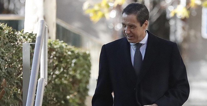 El exministro Eduardo Zaplana a su llegada  a la Audiencia Nacional, para declarar como testigo ante el juez que investiga la caja B del PP en relación con unos pinchazos del caso Lezo sobre presuntos pagos de comisiones al Partido Popular. EFE/Javier Liz