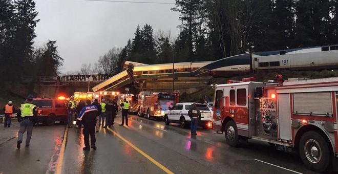 Los servicios de emergencia trabajan en la zona de la autopista de Washington en la que el tren de pasajeros se ha descarrilado / EFE
