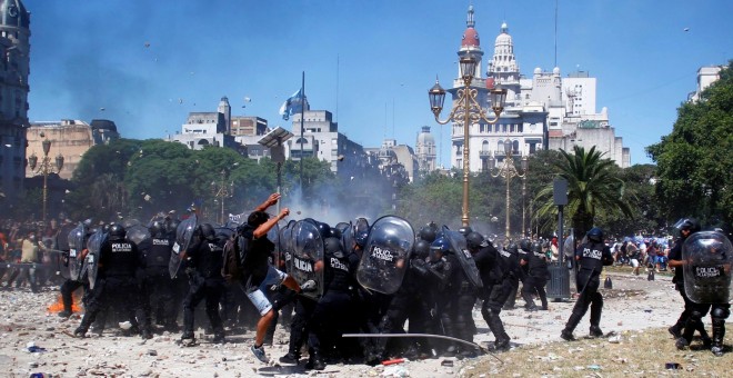 Al menos 109 heridos en una batalla campal en Buenos Aires contra la reforma de las pensiones de Macri. REUTERS/Martin Aosta